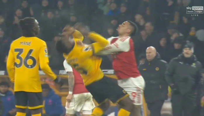 Tiền đạo Gabriel Jesus đã xô Yerson Mosquera ngay khi tiếng còi kết thúc trận đấu tại Molineux vang lên. Ảnh: SunSport