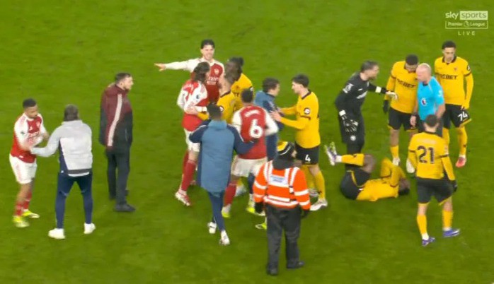 Vụ việc châm ngòi cho màn hỗn loạn. Ảnh: SunSport