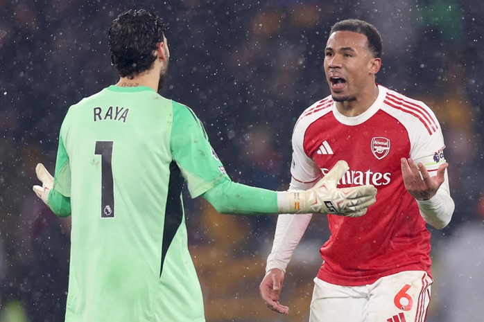 Thủ môn David Raya và trung vệ Gabriel Magalhaes lời qua tiếng lại sau bàn gỡ muộn của Wolves