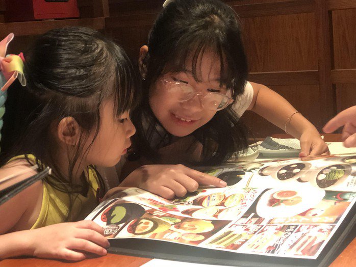 Trẻ nhỏ thích được đi ăn ngoài, đi chơi nhiều trong ngày Tết (ảnh: VY THƯ)