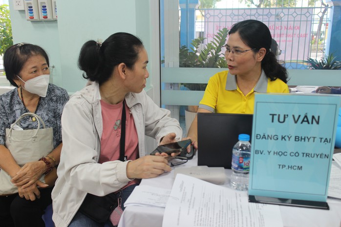 Người dân TPHCM được tư vấn chuyển đổi nơi khám chữa bệnh bằng BHYT