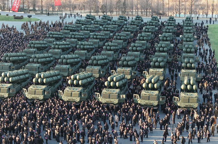 50 bệ phóng của hệ thống pháo phản lực phóng loạt cỡ 600 mm được xếp hàng trước Nhà văn hóa 25-4 tại Bình Nhưỡng – Triều Tiên. Ảnh: Rodong Sinmun