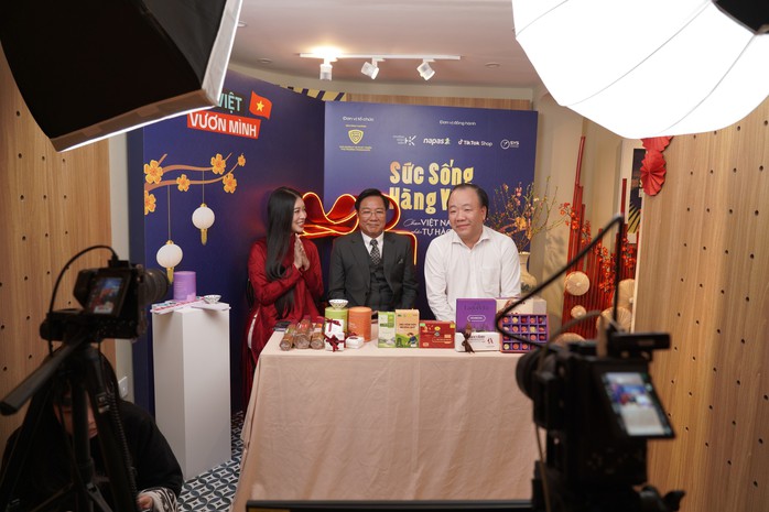 Cục trưởng Cục Quản lý và Phát triển thị trường trong nước Trần Hữu Linh (ngoài cùng bên phải) tham gia livestream quảng bá hàng Việt