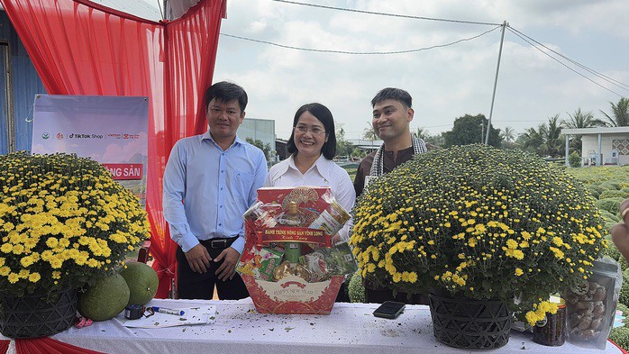 Bà Lê Thị Hoàng Oanh – Bí thư Đảng uỷ, Chủ tịch HĐND xã Chợ Lách, tham gia livestream bán hoa cúc nở sớm cho nhà vườn