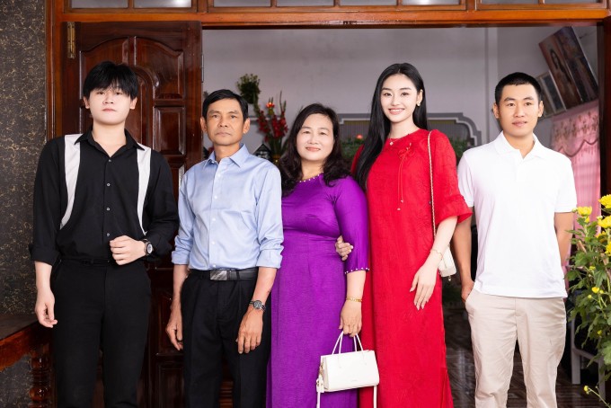 Hoa hậu Yến Nhi (thứ hai từ phải sang) sum họp gia đình vào ngày mùng Một Tết.