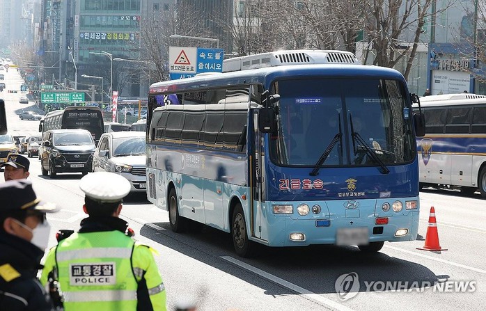 Đoàn xe áp giải cựu Tổng thống Yoon Suk-yeol đến tòa án tại Seoul ngày 19-2 để nghe tuyên án. Ảnh: Yonhap