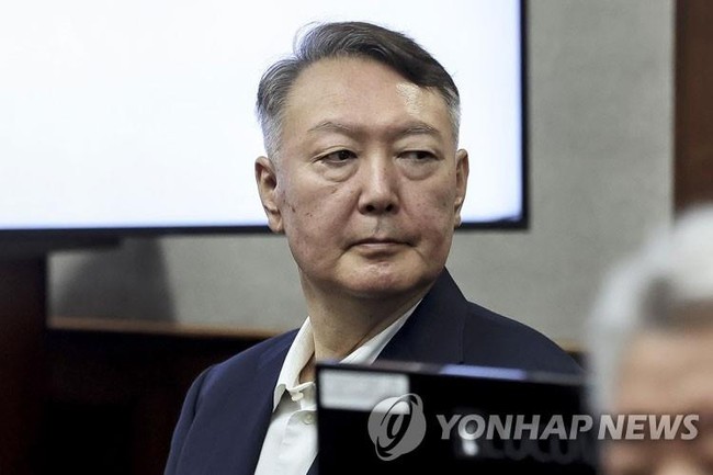 Cựu Tổng thống Hàn Quốc Yoon Suk-yeol trong phiên tòa ngày 19-2. Ảnh: Yonhap