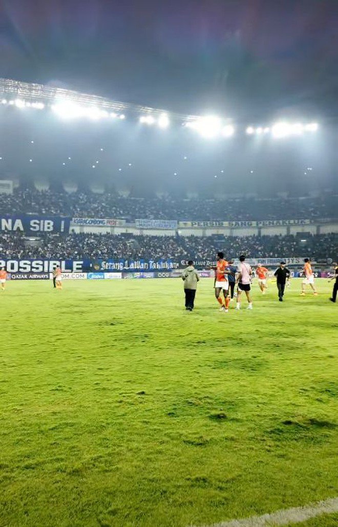 CĐV Indonesia tràn xuống sân, rượt cầu thủ Ratchaburi của Thái Lan - 1