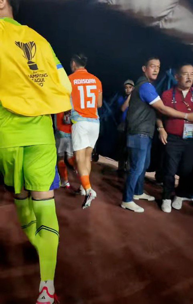 CĐV Indonesia tràn xuống sân, rượt cầu thủ Ratchaburi của Thái Lan - 2