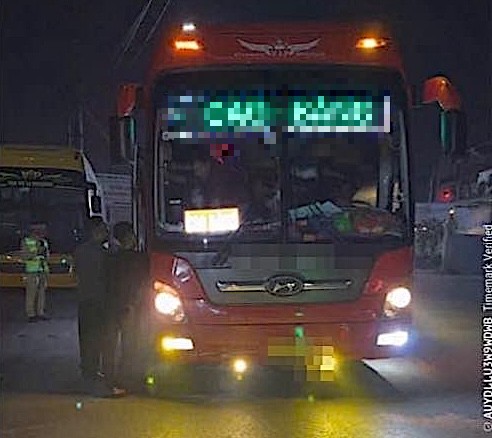 Xe 45 chỗ chở 109 người bị xử lý nghiêm. Chủ xe và lái xe phải nộp tổng cộng 225 triệu đồng, kèm hình thức trừ điểm và tước phù hiệu.