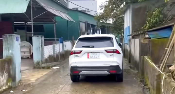 Xe ô tô đỗ chắn hết lối đi của các xe khác gây bức xúc dư luận.