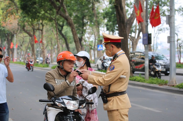 Lực lượng CSGT kiểm tra nồng độ cồn đối với người tham gia giao thông. Ảnh: T.N.