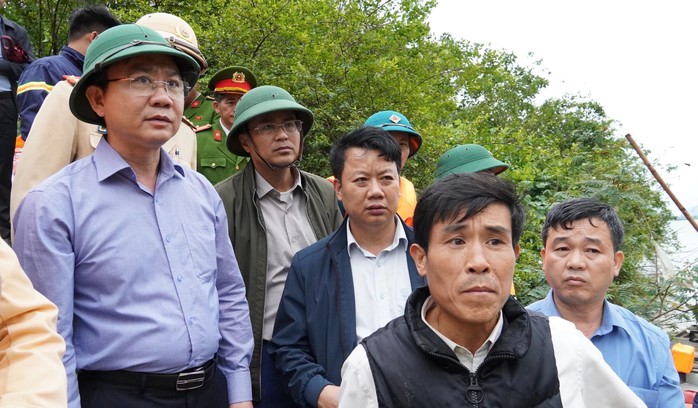 Phó Chủ tịch UBND tỉnh Quảng Trị Hoàng Xuân Tân trực tiếp có mặt tại hiện trường để chỉ đạo công tác tìm kiếm nạn nhân