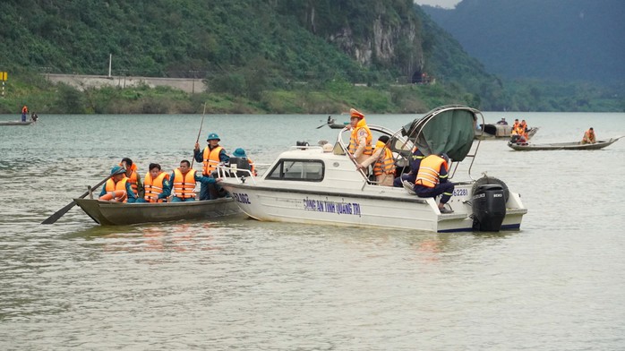 Lực lượng chức năng và người dân địa phương tích cực tìm kiếm nạn nhân mất tích