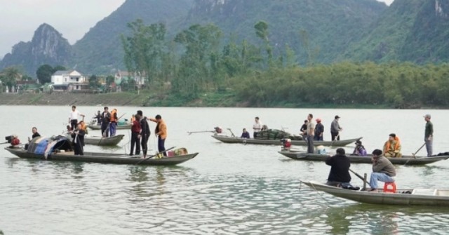 Bi kịch gia đình 7 người chìm thuyền trên sông ...