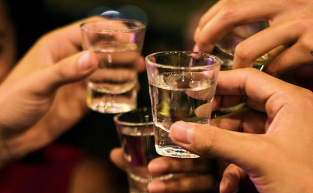 Theo chuyên gia, việc chuẩn bị cho dạ dày thế nào trước bữa nhậu rất quan trọng để chậm hấp thu rượu. Ảnh minh họa: TL