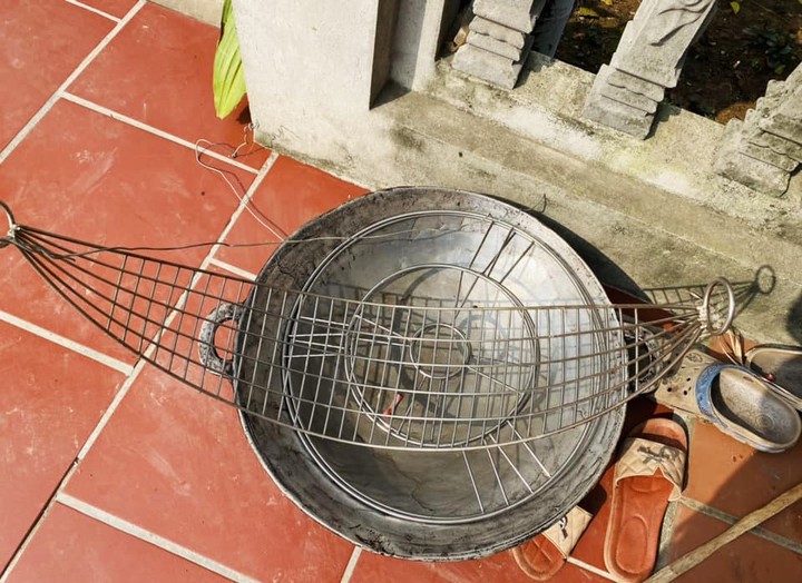 Dụng cụ làm món cá chép nằm võng không thể thiếu chiếc "võng" làm bằng chất liệu inox và chảo sâu lòng để đựng dầu hoặc mỡ lợn.