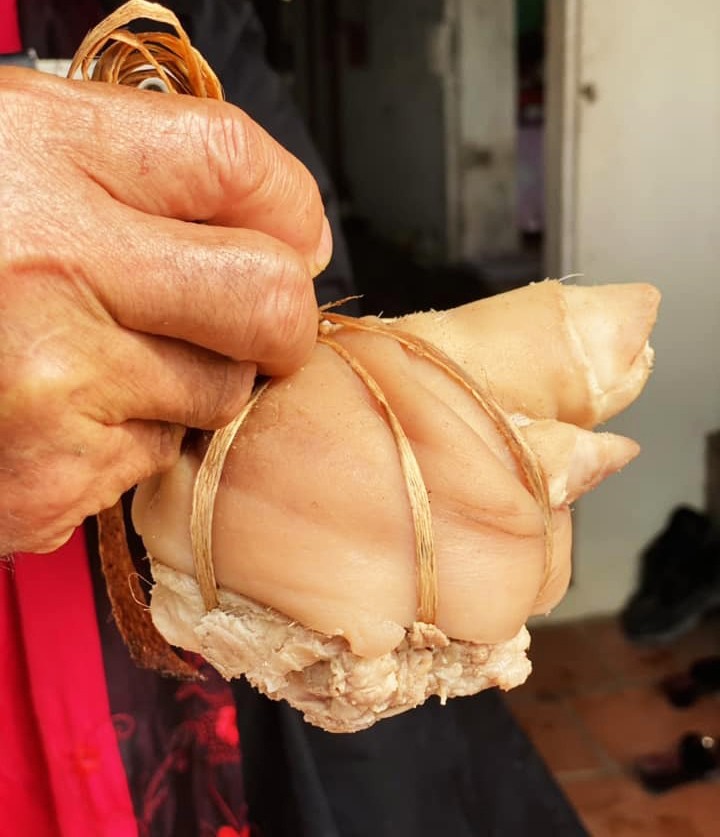 Trong cỗ khao lão tại làng Diệc còn có món chân giò giả ba ba hay mọc hấp trông giống mai con rùa với hàm ý được sống trường thọ.