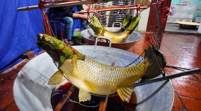 Cá rán phải đảm bảo có màu vàng óng như màu vàng của lúa sắp chín, vẩy cá đều tăm tắp không cong vênh, mắt cá mở to trông sống động, vây, đuôi xoè rộng như sắp vượt vũ môn. Cá chín xong còn phải chờ gần tiếng đồng hồ cho cá nguội để khi gỡ khỏi khung phần da cá mới còn nguyên vẹn. Thời gian để hoàn thành món cá chép nằm võng thường phải mất khoảng 10 tiếng đồng hồ, được chế biến từ chiều cho đến đêm ngày 2 mùng Tết.