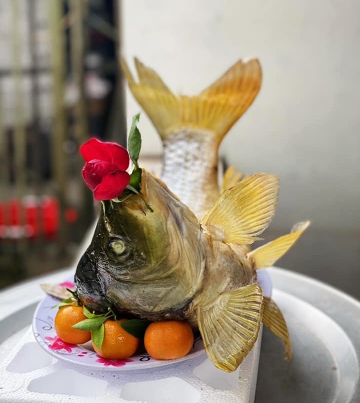 Món cá chép nằm võng gắn với ước nguyện tuổi già được nghỉ ngơi, an nhàn. Cá có dáng cong như mái đình cũng gợi liên tưởng đến đặc trưng nghề mộc làng Diệc vốn cầu kỳ, mềm mại và uốn lượn theo nét cổ của truyền thống.