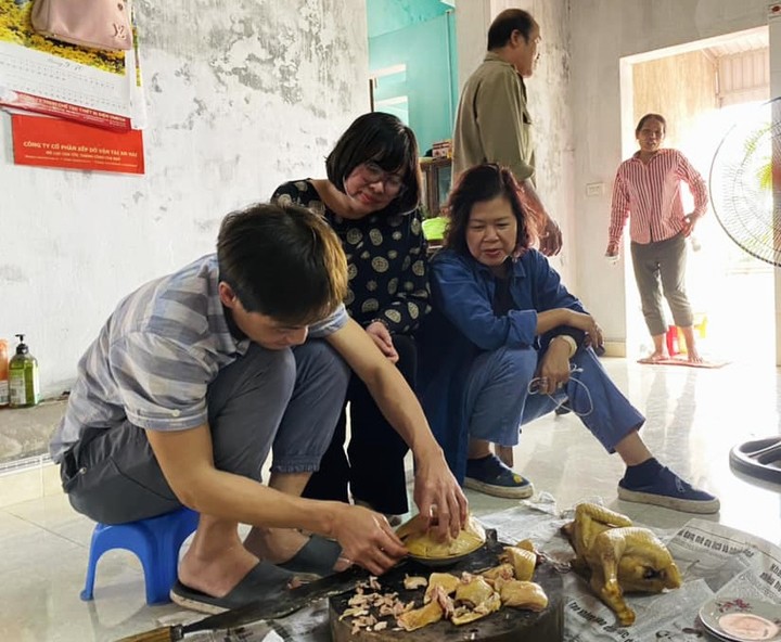 Đĩa gà luộc trong cỗ khao lão cũng được xếp rất công phu. Gà luộc xong để nguội sau đó rút xương, những phần thịt trắng lọc riêng cho xuống dưới, phía trên bày những miếng thịt có da, căn chỉnh xếp sao cho các miếng khít chặt vào nhau.