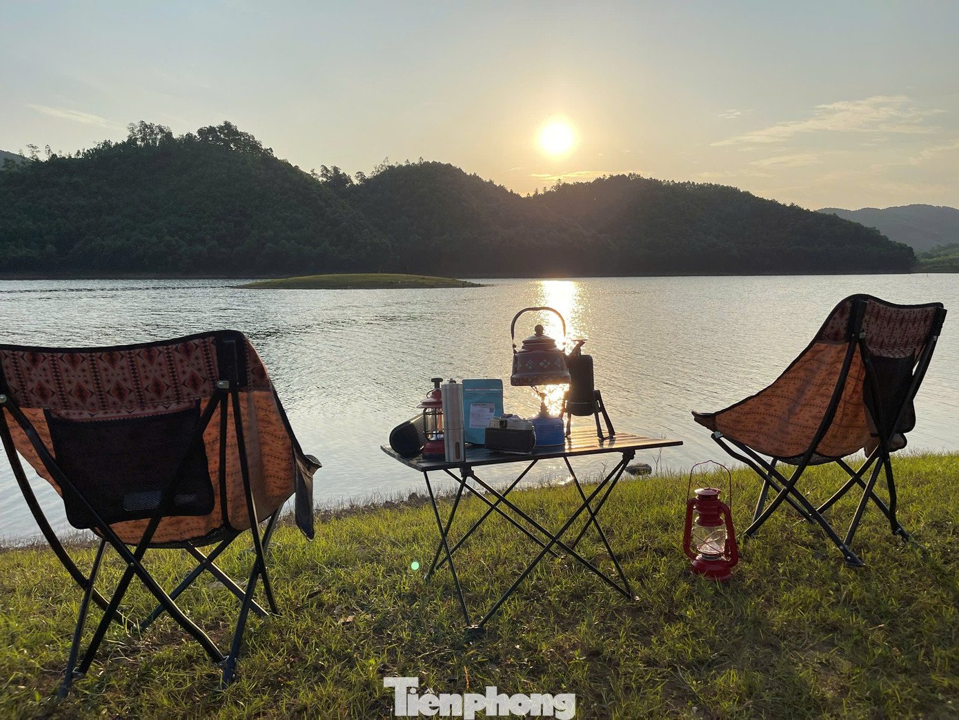 Du khách có thể cắm trại ven hồ, đi thuyền tham quan hoặc lựa chọn nghỉ tại khu resort lân cận. Đây là điểm đến thích hợp cho gia đình nhiều thế hệ kết hợp tham quan và nghỉ ngơi đầu năm.