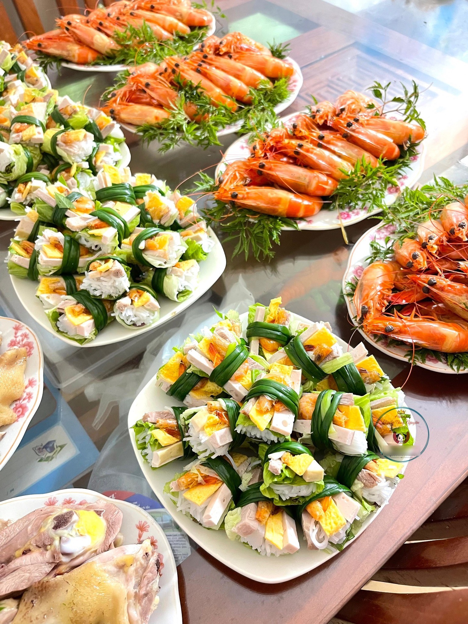 &nbsp;Một chiếc cuốn đạt chuẩn phải tổng hòa đủ màu sắc, gồm màu trắng của bún, màu vàng trứng rán, màu xanh của rau, màu đỏ của tôm. Ảnh: Cuốn Thủy Nguyên/Đàm Hương