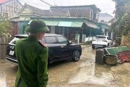 Công an làm việc với tài xế đỗ ô tô 'khoá đuôi', còn thách thức 'đỗ đến mai'