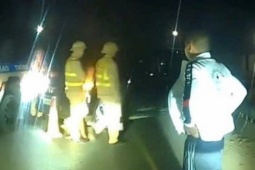 CLIP: Tài xế ô tô dừng xe giữa đường tranh cãi sau khi đã uống bia rượu
