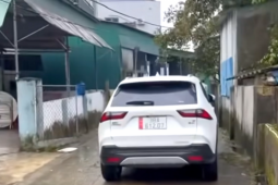 Công an vào cuộc vụ tài xế đỗ xe 'khóa đuôi', thách thức 'đỗ đến mai'