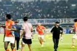 CĐV Indonesia tràn xuống sân, rượt cầu thủ Ratchaburi của Thái Lan