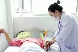 Bác sĩ chỉ ra khác biệt giữa say rượu và uống nhầm rượu độc ngày Tết