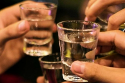 Cách làm chậm cơn say và giảm tổn thương gan do rượu trong ngày Tết