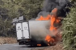 Xe tải bốc cháy ngùn ngụt trên đèo Khánh Lê