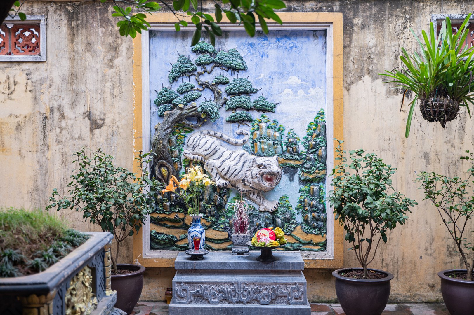 Hai bức phù điêu Thanh Long - Bạch Hổ đắp nổi tinh xảo. Ảnh: Nguyễn Huy