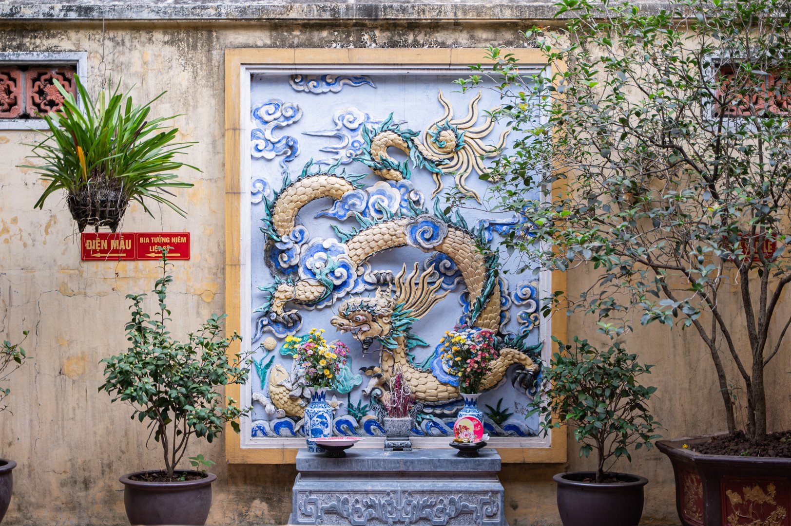 Hai bức phù điêu Thanh Long - Bạch Hổ đắp nổi tinh xảo. Ảnh: Nguyễn Huy