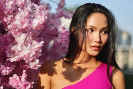 Ảnh chồng chụp H'Hen Niê ngày Tết