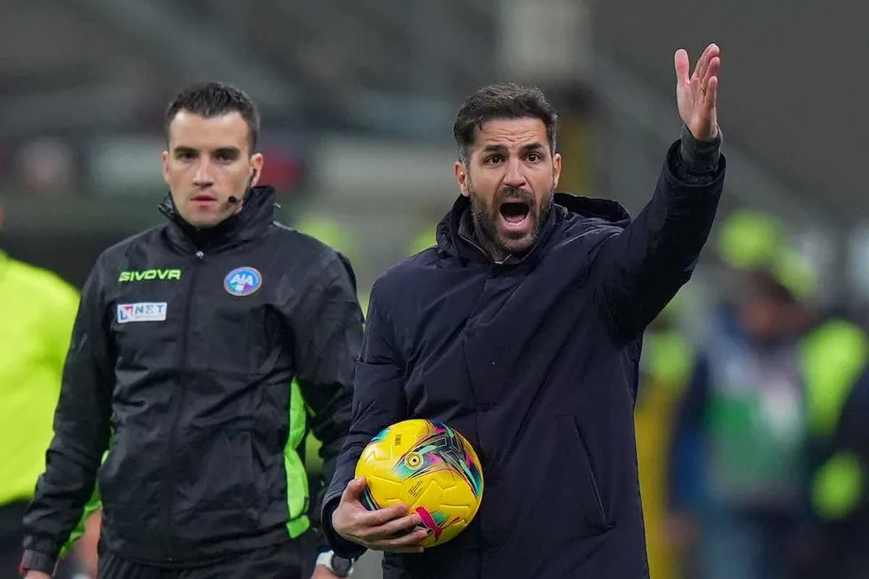 HLV Fabregas được Arsenal nhắm đến