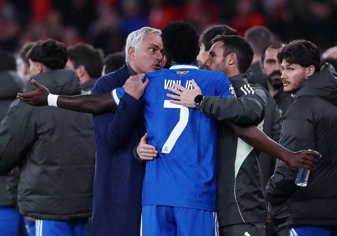 Vinicius và HLV Mourinho tranh cãi