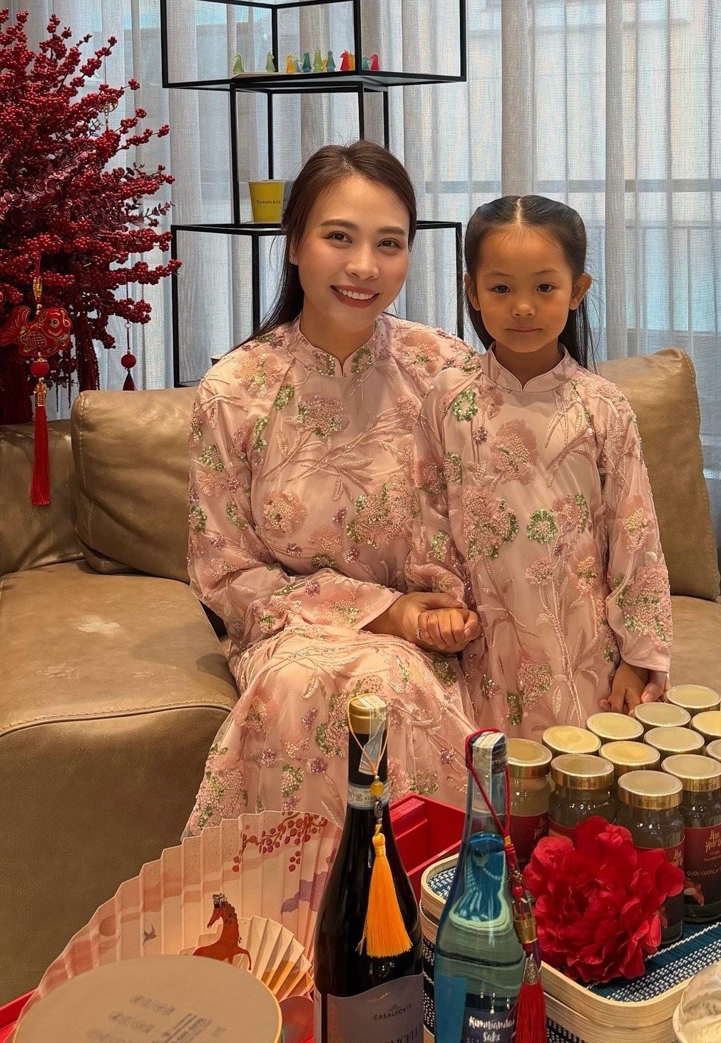 Cả showbiz Việt mê mẩn áo dài kim sa, nhìn đâu cũng thấy sao nữ mặc đụng hàng - 5