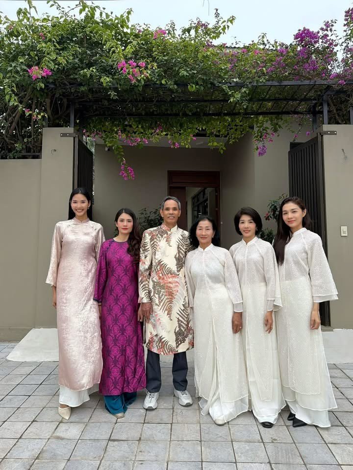 Á hậu Hoàng Thùy khoe ảnh chụp bên bố mẹ và chị em gái trong ngày Mùng 2 Tết.