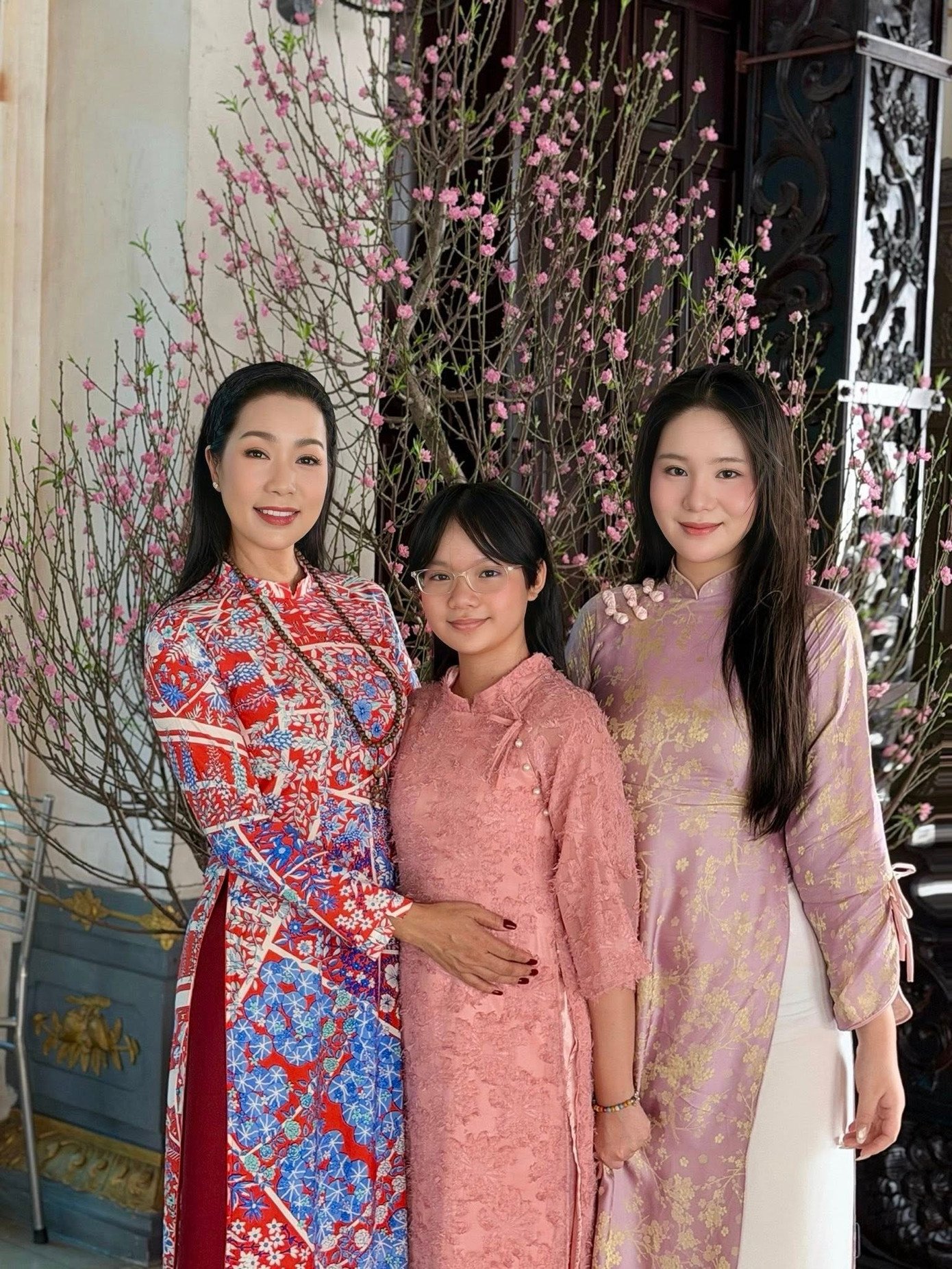 Á hậu Trịnh Kim Chi và chồng con mặc áo dài đi chúc Tết vào ngày Mùng 2.