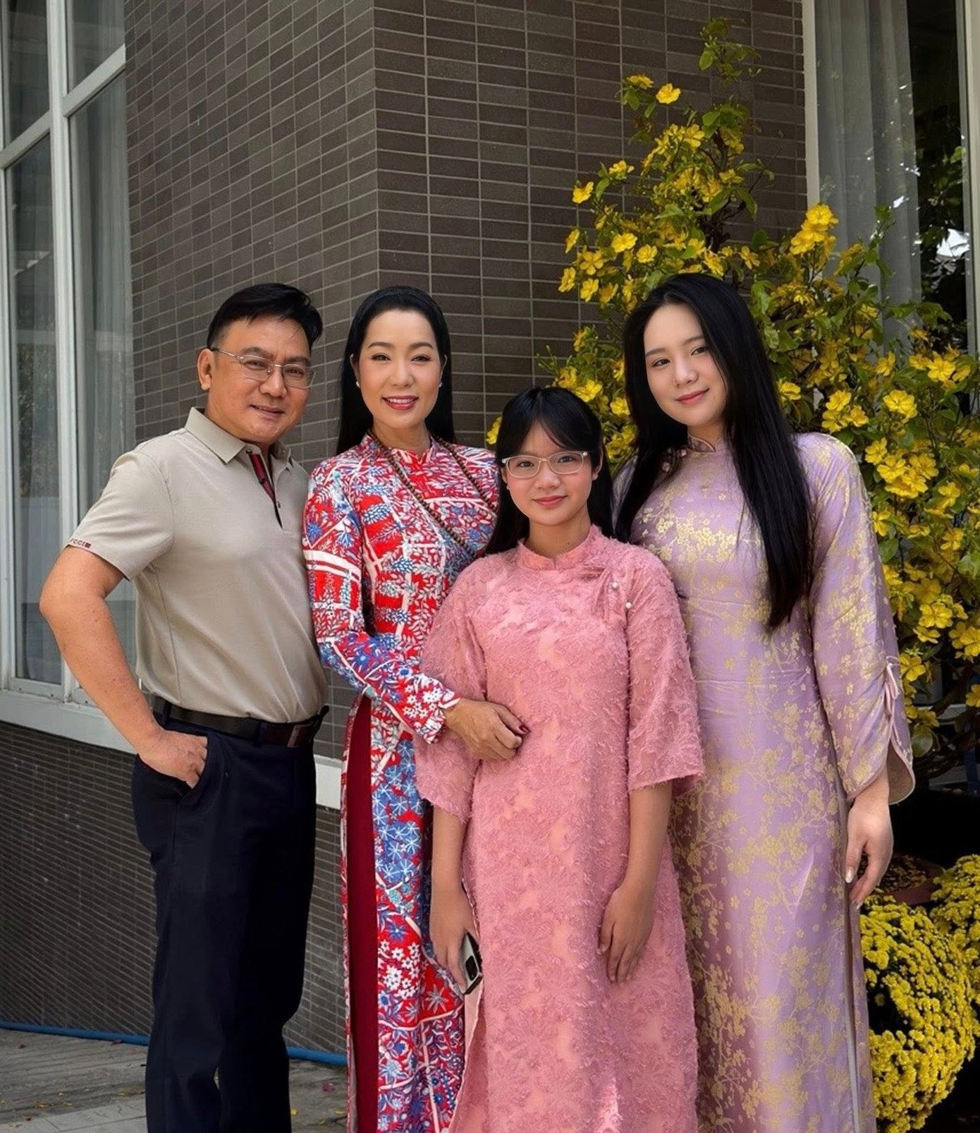 Á hậu Trịnh Kim Chi và chồng con mặc áo dài đi chúc Tết vào ngày Mùng 2.