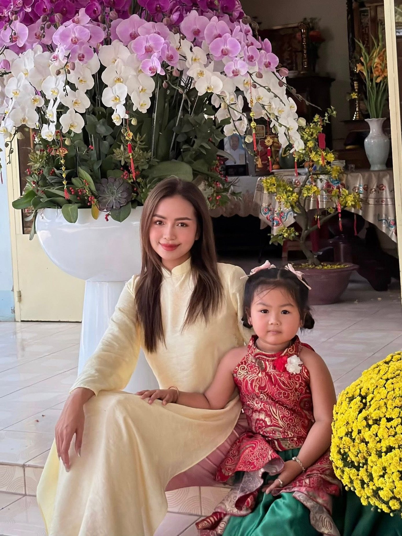 Hoa hậu Ngọc Châu quây quần bên gia đình trong ngày đầu năm mới.