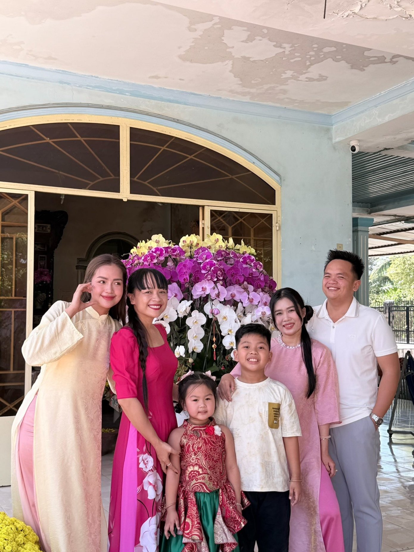 Hoa hậu Ngọc Châu quây quần bên gia đình trong ngày đầu năm mới.