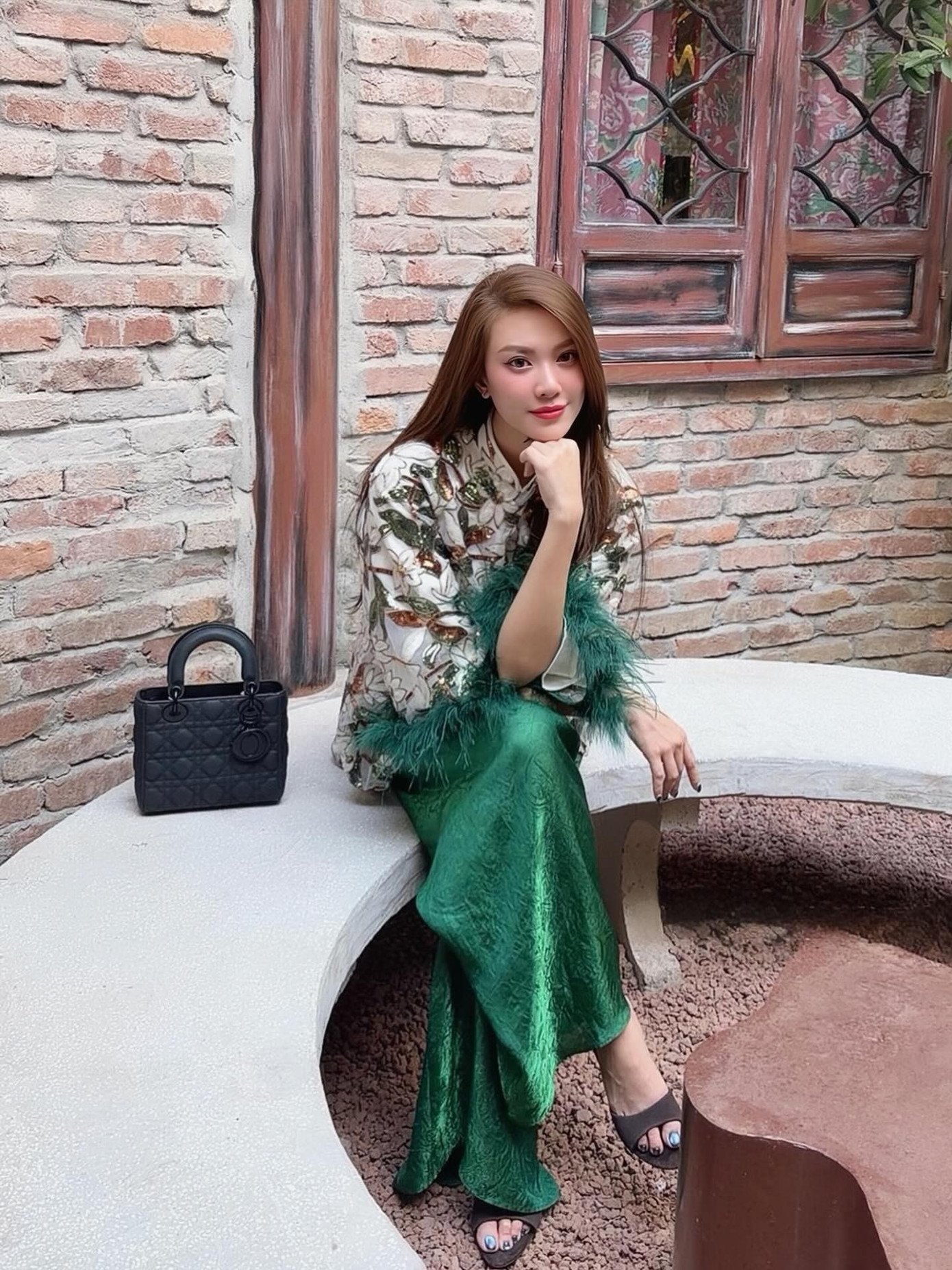 Á hậu Kim Duyên mặc áo dài cách điệu lạ mắt khi đi cà phê với bạn bè ngày Mùng 2.