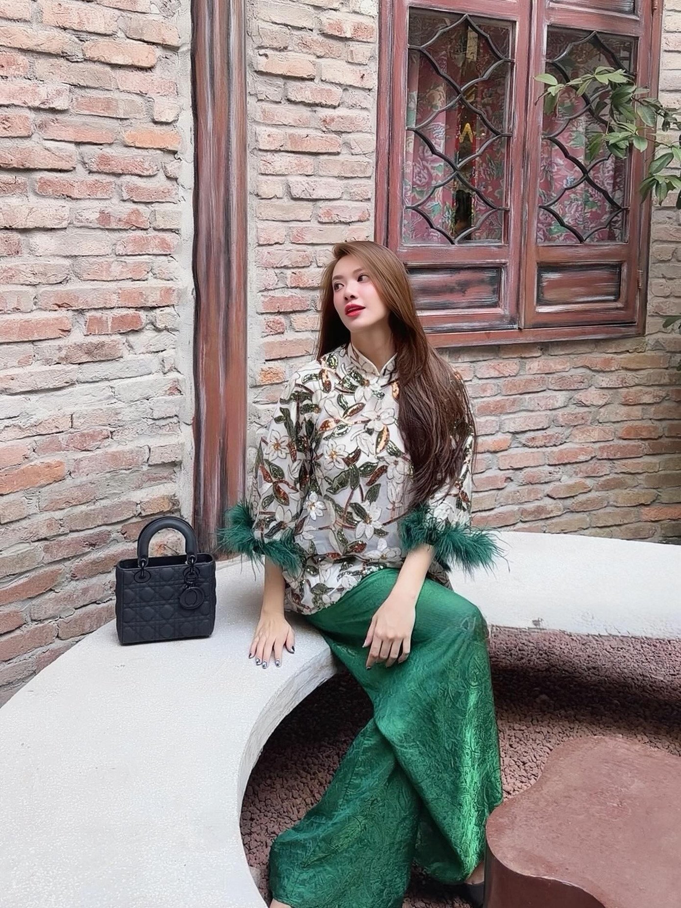 Á hậu Kim Duyên mặc áo dài cách điệu lạ mắt khi đi cà phê với bạn bè ngày Mùng 2.