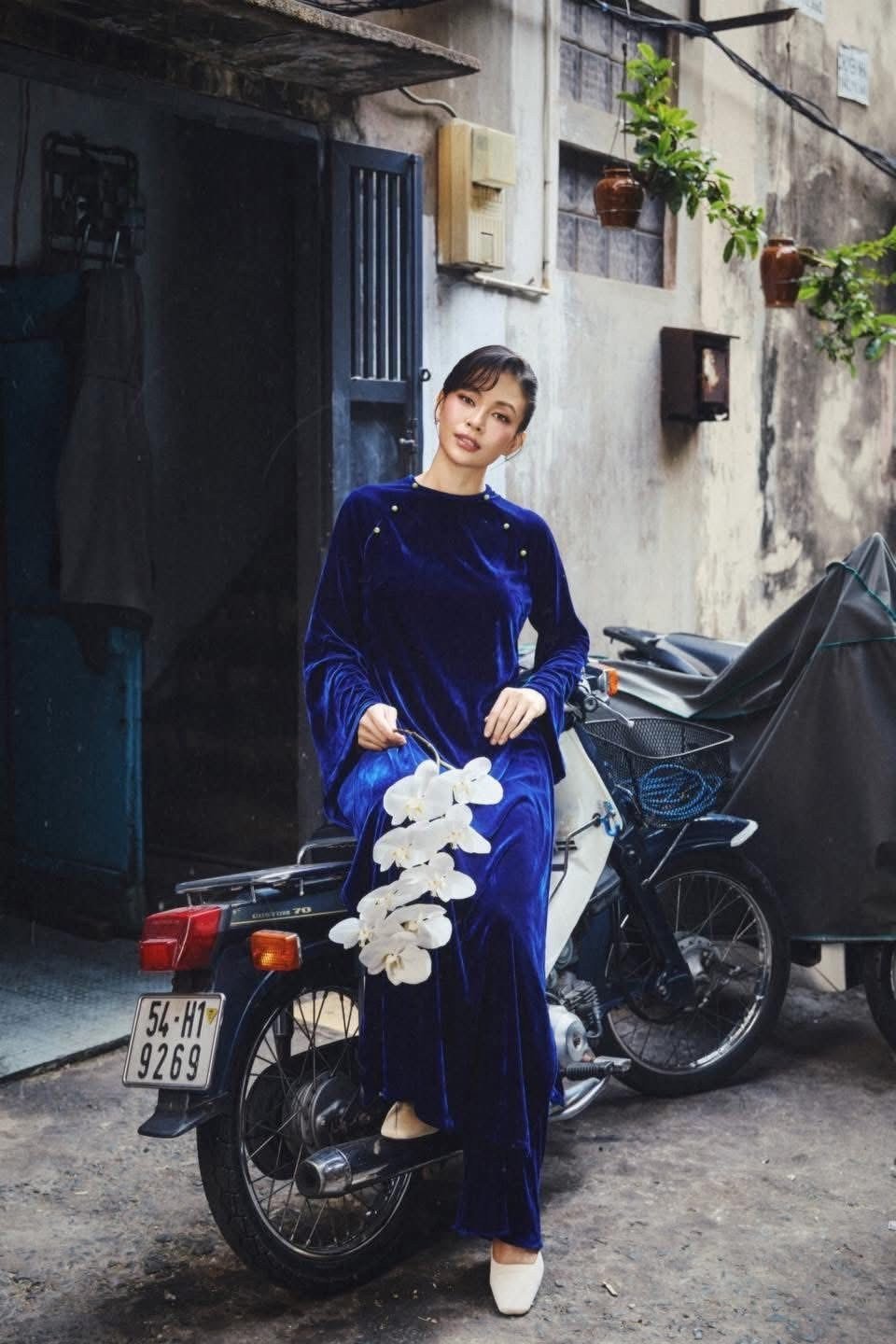 Á hậu Mâu Thủy chia sẻ những khung hình đậm chất thời trang, hoài cổ khi xuống phố ngày đầu năm mới Bính Ngọ.