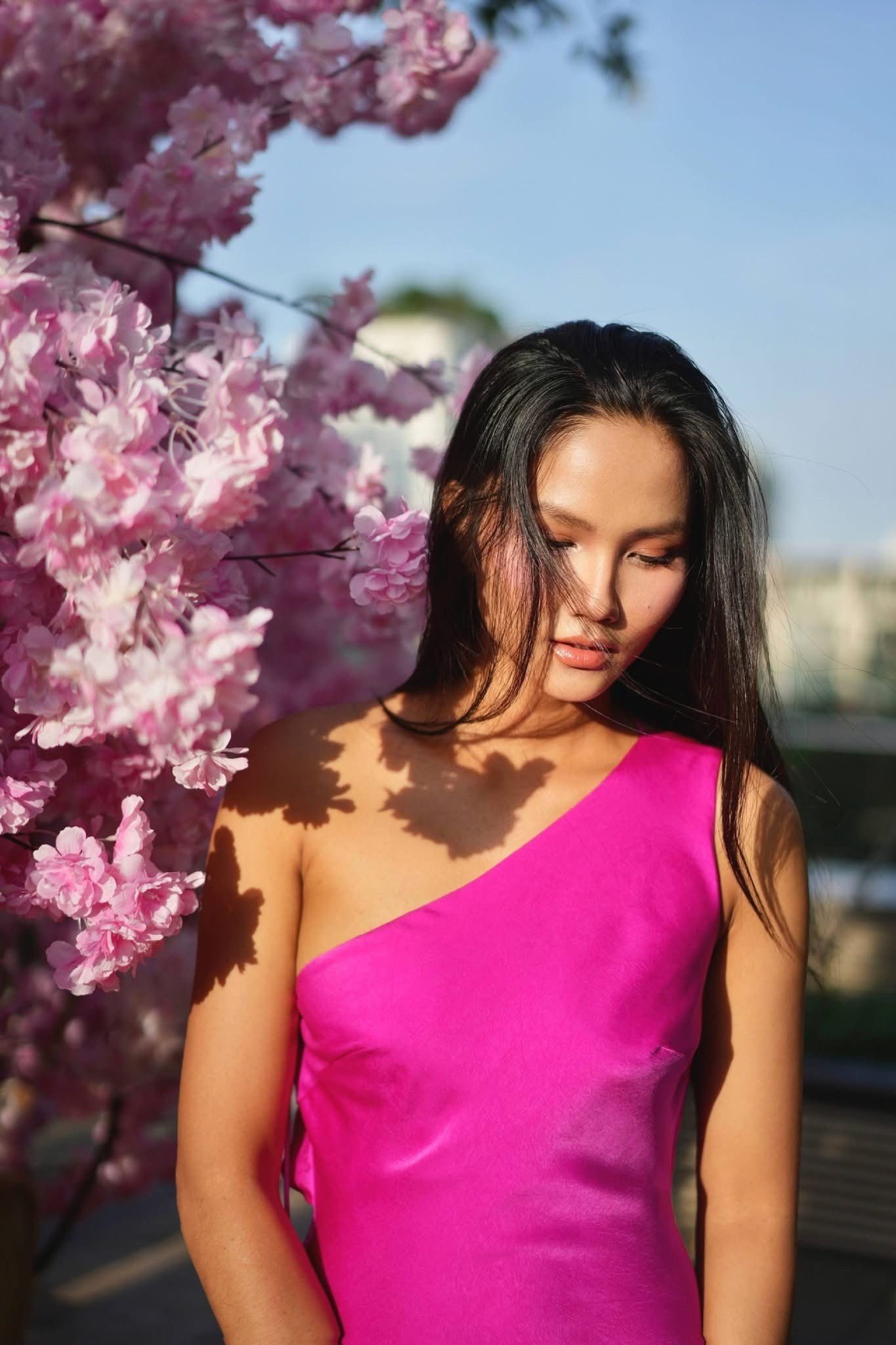 Tuấn Khôi khoe ảnh anh chụp H'Hen Niê trong ngày Mùng 2 Tết. Tuấn Khôi chia sẻ: "Nãy đi ngang qua sảnh thấy cô gái này đẹp quá mình xin chụp vài kiểu, sau đó cô còn ẵm con mình chơi đùa". H'Hen Niê được khen ngợi nhanh chóng lấy lại vóc dáng.