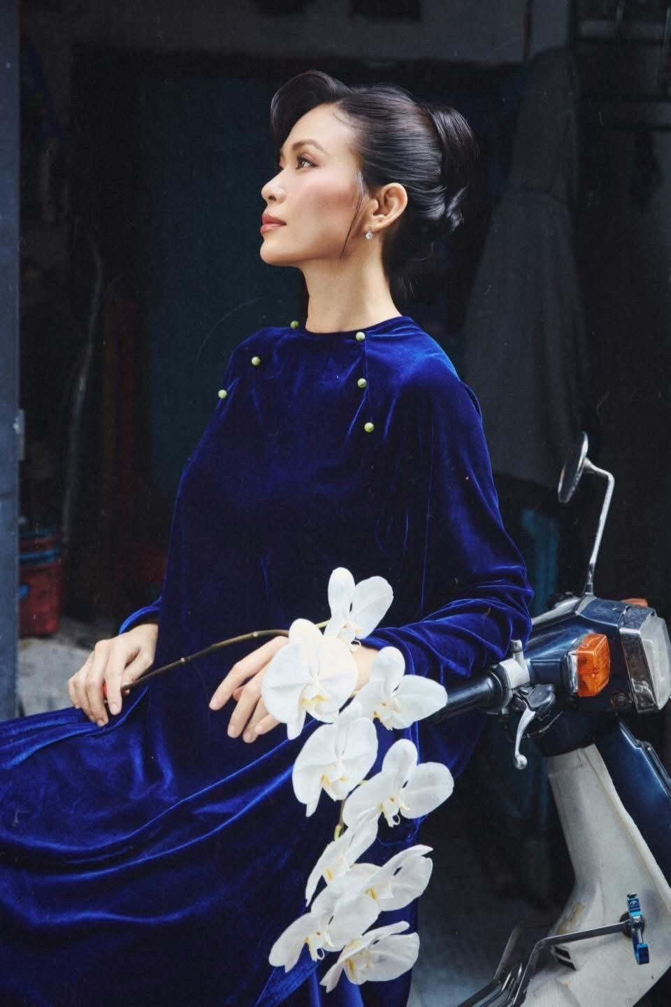 Á hậu Mâu Thủy chia sẻ những khung hình đậm chất thời trang, hoài cổ khi xuống phố ngày đầu năm mới Bính Ngọ.